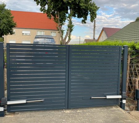 Automatisches Schiebetor aus Metall von JD-Zaun Jakub Dunowski in Siedlungslandschaft